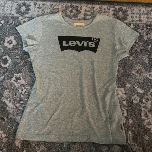 Levis t-shirt  - Grå t-shirt från Levis! Använd men inga defekter. Storlek 12 junior ⭐️ 