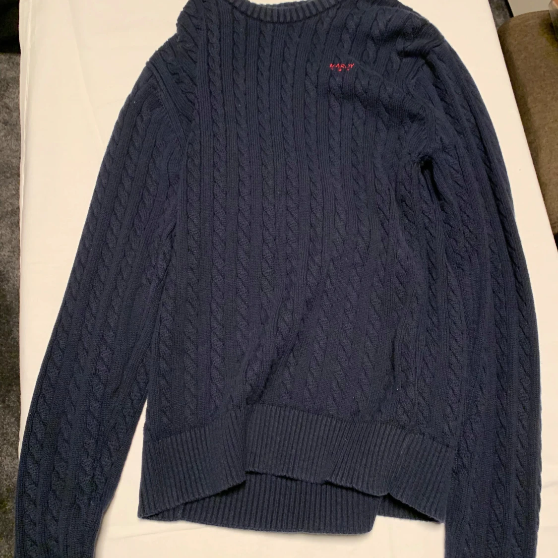 Mörkblå stickad tröja från Maroy - 1