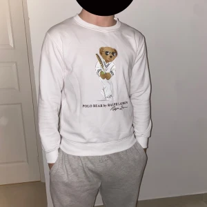 POLO BEAR by RALPH LAUREN - Säljer en vit tröja från POLO BEAR by RALPH LAUREN. Tröjan är knappt använd, bara en gång. Om ni vill ha fler bilder eller frågor kontakta via DM. Modellen på bilden är 178 cm och 78 kg. 