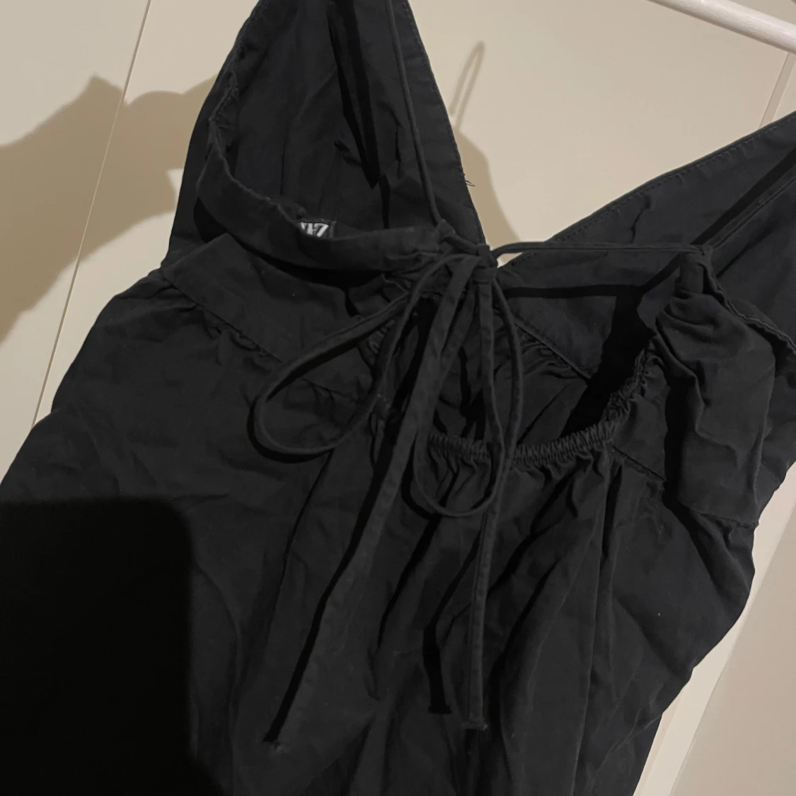 Svart kort klänning med knytband Zara - 2