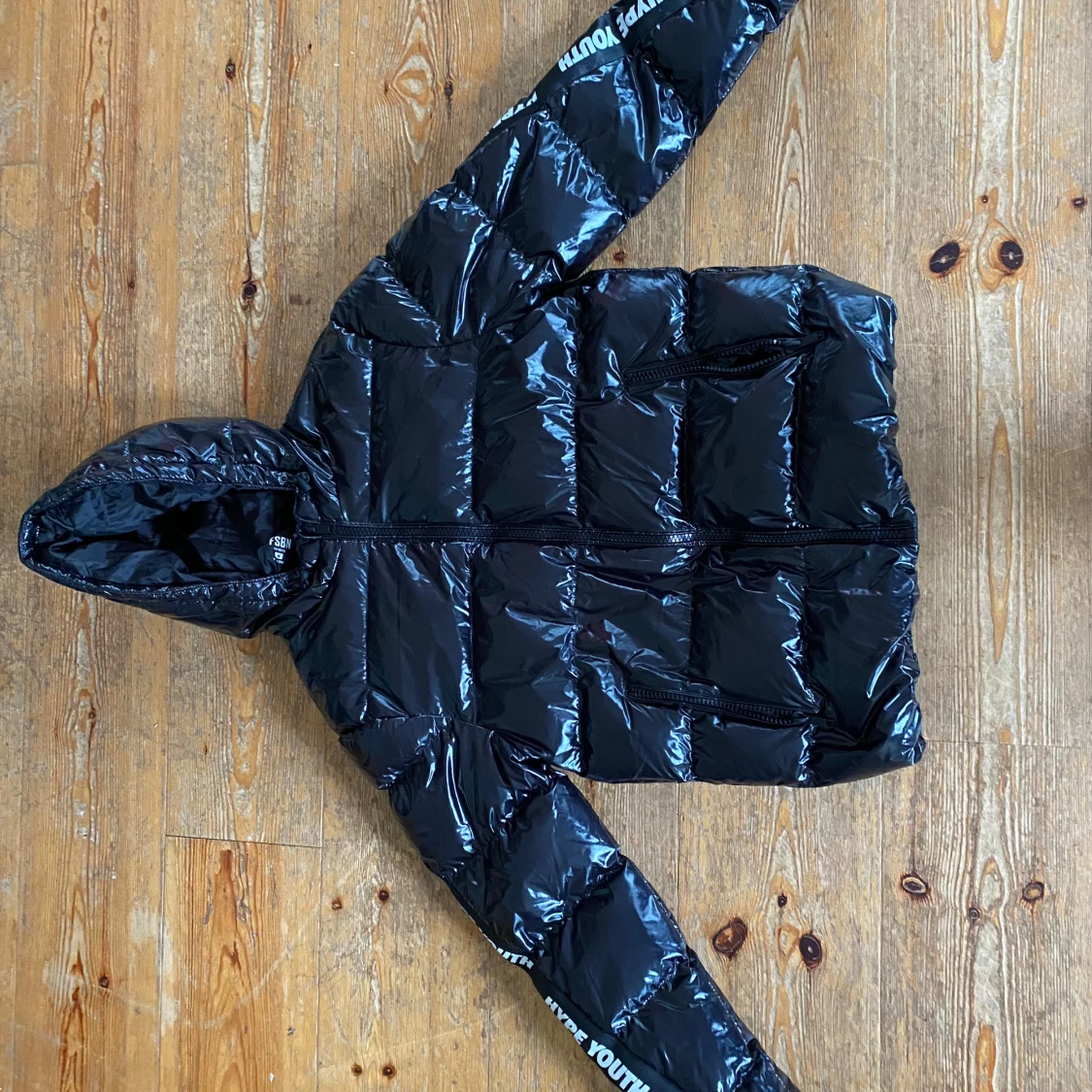 Svart glansig pufferjacka från FSBN