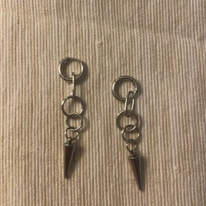 Häng nit örhängen - Ett par silver örhängen som jag fick fel färg skickat. Helt nya, aldrig använt. 189kr för båda/ett par, 90 kr för ett örhänge