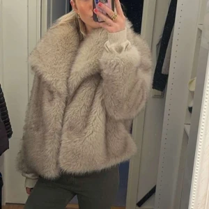 Beige pälsjacka - Jätte fin pälsjacka från Zara. Inga defekter. Passar XS/L. Bra skick. Slutsåld. Nypris - 1249kr