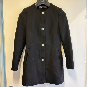 Zara Kappa - Fint skick  - Svart jacka köptes på Zara Hamngatan i höstas. Använd 3-4 gånger. Storlek S. Regular fit. Enkelknäppt.   Nypris 1000kr.