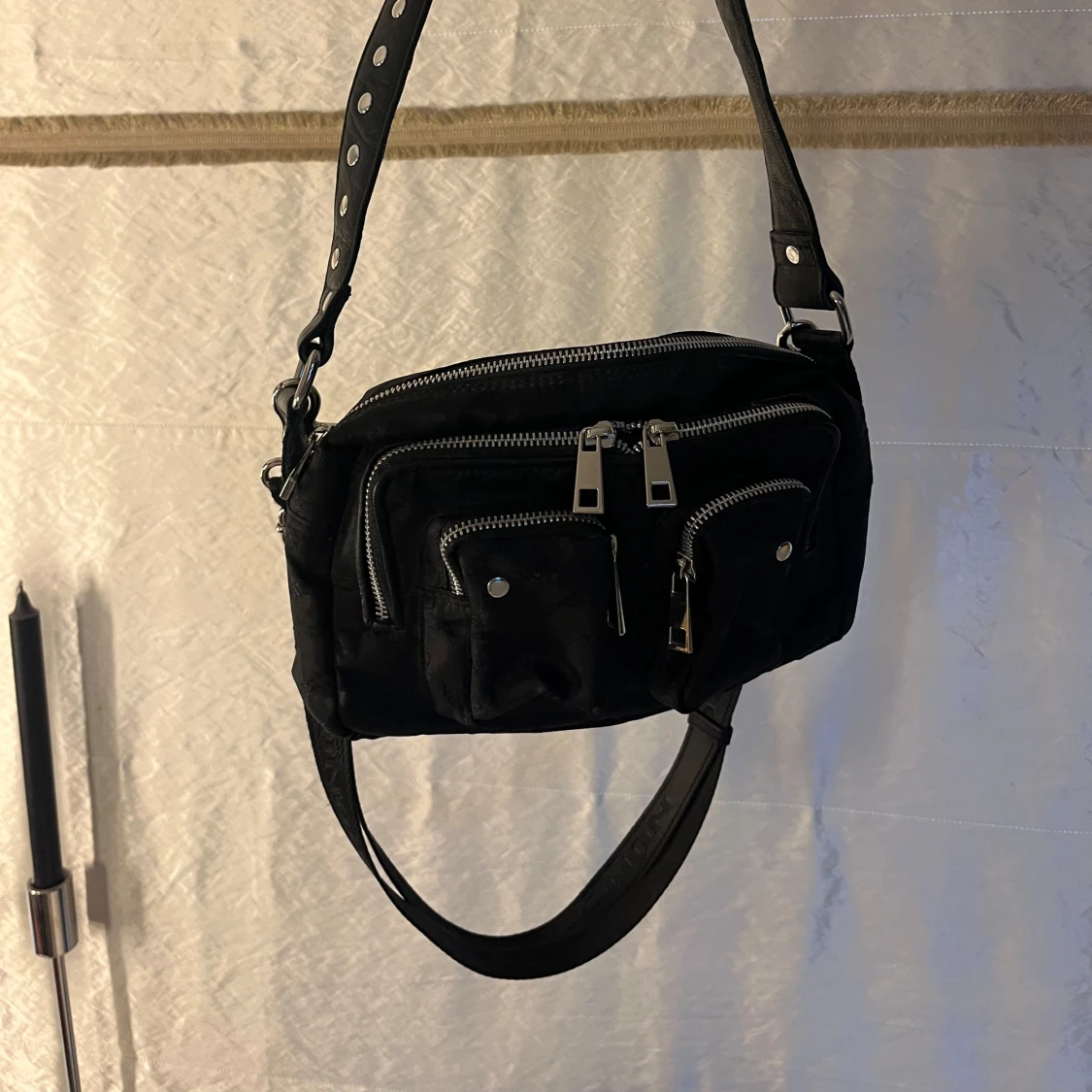 Svart axelväska med nitar nunoo  - 1