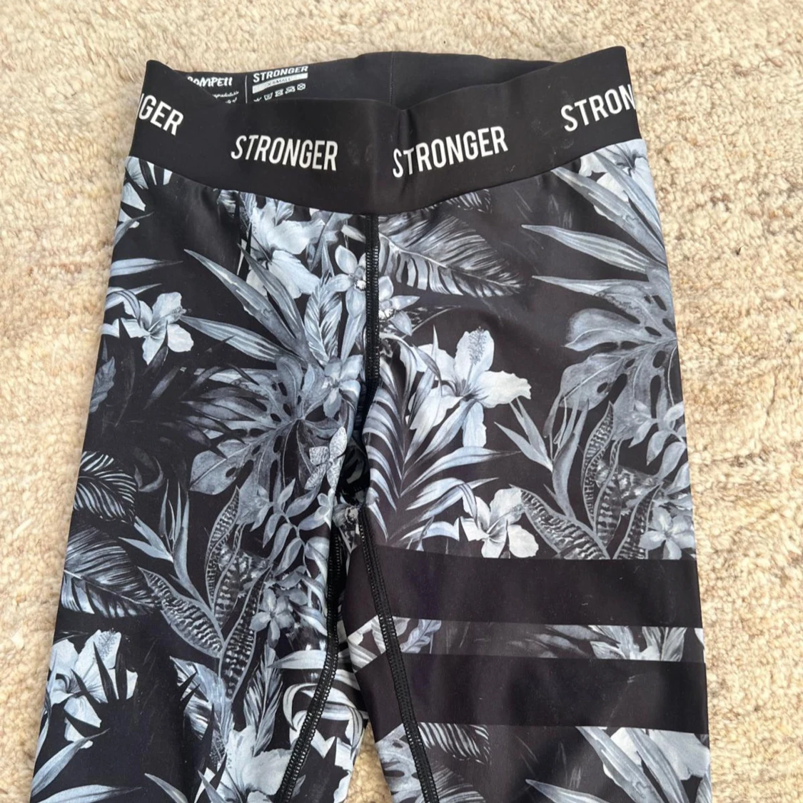 Svarta leggings med blommönster från Stronger - 2