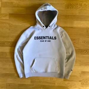 Essentials FOG Hoodie ƦⴹP - OBS, ƦⴹP.         Hoodien är i storleken L fast passar som M och den är gjort av ett skönt material som passar bra för den kommande våren. Den är i bra skick.  Kontakta mig om du har några frågor eller om du vill ha fler bilder. 