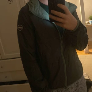 Colmar windbreaker - Säljer en colmar reverse windbreaker, den är aldrig använd och box osv medföljer, säljer för den var för liten, den är i storlek  14 y och jag säljer den för endast 899 kr!!! Skriv om ni har några funderar✌️