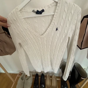Ralph lauren stickad tröja - Köpt secondhand så vet inte om den är riktig och därför priset. 