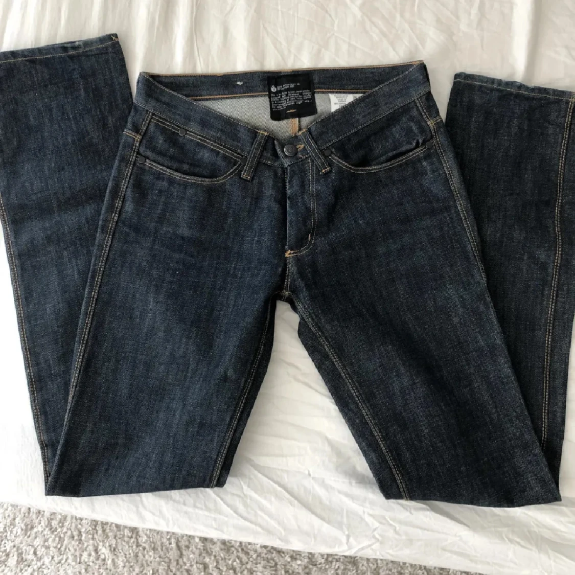 Mörkblå jeans från Acne