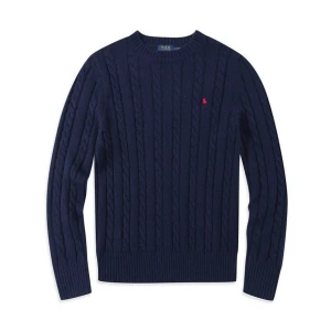 Mörkblå stickad tröja från Ralph Lauren - Säljer en stilren mörkblå stickad tröja från Ralph Lauren med kabelstickat mönster. Tröjan har långa ärmar och en liten röd logotyp på bröstet. Perfekt för kyliga dagar!