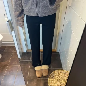 kostymbyxor - Kostymbyxor med medelhög midja i storlek XS från vero Moda. Inte mycket använda så väldigt fint skick💕
