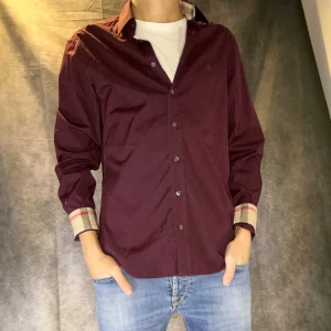 Burberry skjorta vinröd - Skit snygg burberry skjorta, sällsynt färg. Skick mycket bra. Person på bild 180 63 kg. Size M fits S