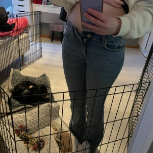 Blå jeans från 157 - Snygga blå jeans från 157, low bootcut, storlek xs. Säljer dem då jag intr använder dom längre, dom är även för små. Använt flera gånger. Jag är ca 162cm