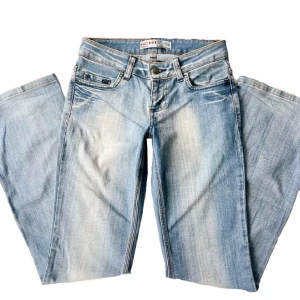 Lågmidjade jeans från Ichi - Snygga lågmidjade & bootcut jeans från Ichi med en klassisk femficksdesign. Bra skick men bara lite slitningar längst ner 🫶🏼 har tyvärr ingen bild på då de inte passar mig så bra, storlek XS/S. Passar bra I längden på mig som är runt 160 cm som referens 💗 
