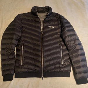 Svart Armani exchange dunjacka - Storlek xs. Mycket bra skick. Passar vinter/vår. Nypris 2295kr.