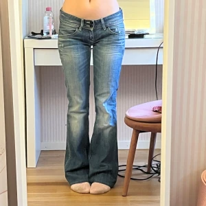 Bootcut jeans - Snyggaste lågmidjade jeansen från hilfiger denim som tyvärr är förstora på mig. Storlek w28 l34. Innerbenslängd 80 cm och midjemått rakt över 40 cm. Använd köp nu!!💋