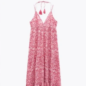 Rosa blommig långklänning - Säljer denna superfina långklänning💞 superfin och endast använd en gång! Klänningen år i storlek L men har sytt in den upptil då den var för stor, så den sitter som en M🌸har klippt av toffsarna på banden i ryggen (skriv för bilder)