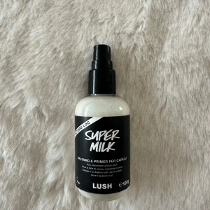Supermilk lush - Super Milk från Lush är en balsam och primer för håret som ger extra vård och skydd. Köpt för 1 månad sen och har använt Max 10 spray (se andra bilden), så det är minst 90% kvar i flaskan!! Nypris 210kr för 100ml, säljer för 100kr. Köp via köp nu🩷 