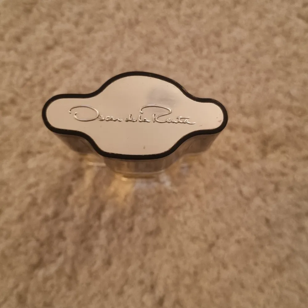 Elegant parfymflaska från Oscar de la Renta 30 ml, endast provad. Nypris ca 700 kr. Oscar från Oscar de la Renta skapades av Modehuset år 1977. En klassisk orientalisk blommig doft som levererar en retro känsla av sofistikering och klass. . Perfume.