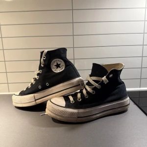 Converse platform - Converse plattform skor i storlek 39. De behöver en liten tvätt men från de så är dom i bra skick. 