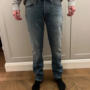 Acne jeans - Acne jeans med en snygg passform! Modellen är 185 och väger 70! Säljs pga för liten!