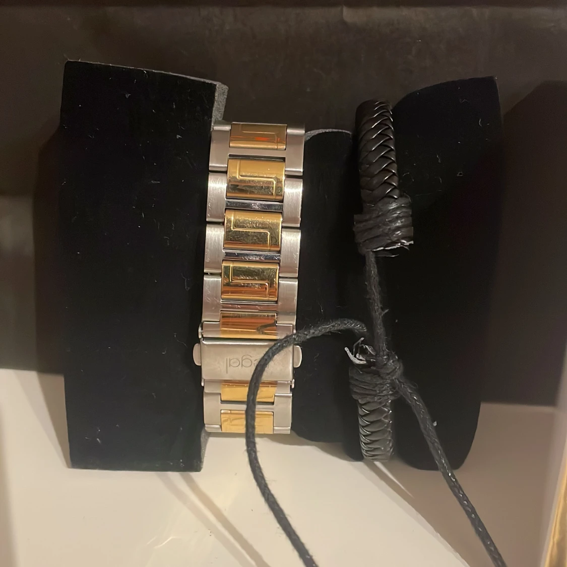 Blå, silver och guld klocka från regal  - 2