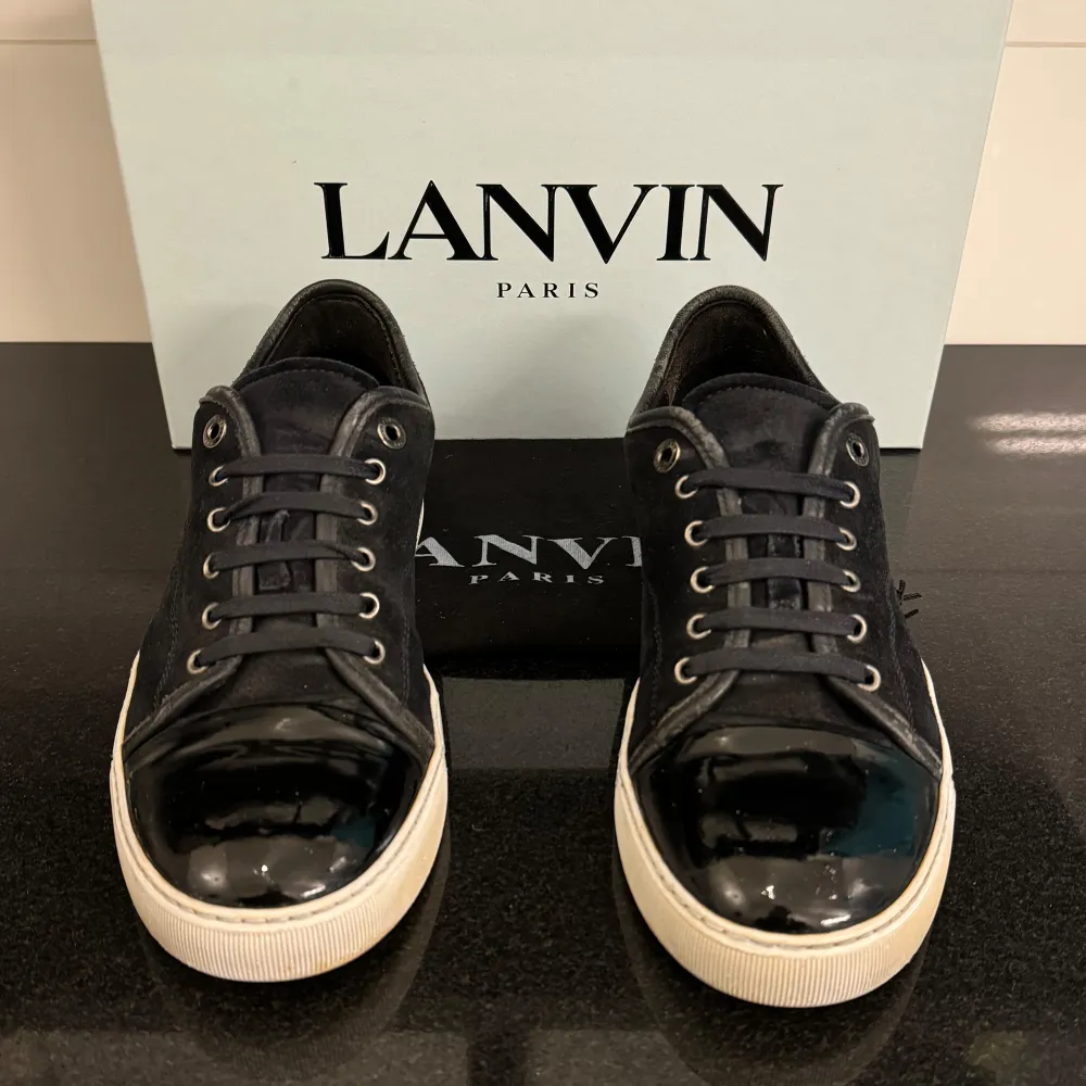 Snygga Lanvin-skor i svart! De är EU 41-42 UK 7. De är i ett bra skick med få tecken av användning. 2499kr (nypris: 4500kr). Lanvin-dustbag kommer med. Kan fraktas via Postnord / Instabox samma dag. Hör av dig vid frågor eller funderingar😊. Kengät.