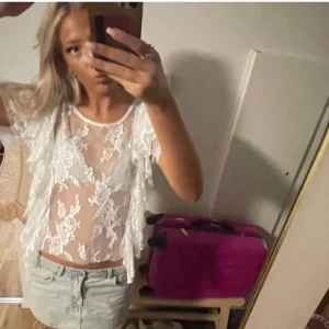 Spets topp - Säljer denna spets topp i storlek s/m