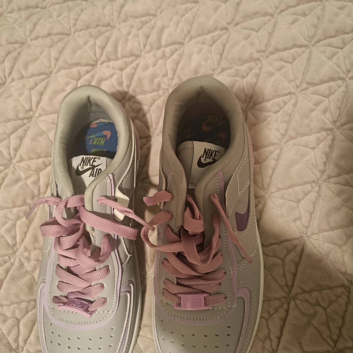 Nike Air Force i grått och lila - 2