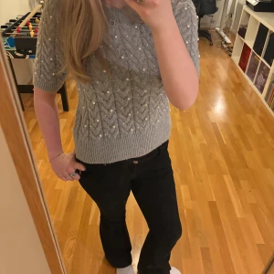 Grå stickad tröja med pärlor - Fin tre-kvarts ärmad tröja. Storlek M med sitter som en S! 💓