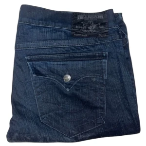 True Religion jeans - True Religion jeans Straight fit. W42. Slitningar (bild 3) [Ytterbenslängd 114cm] [Innerbenslängd 87cm] [Midja 58cm] [Benöppning 26cm]