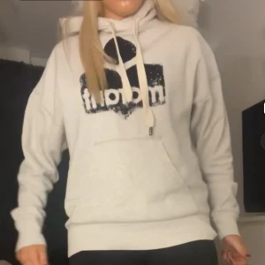 Isabel marant hoodie - Säljer en ljugrå hoodie från Isabel marant med ett stort svart tryck på framsidan! Fint skick! Storlek S men passar s/m skulle jag säga