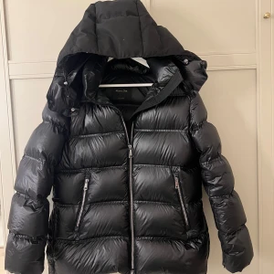 Svart Massimo dutti jacka - Säljer min super snygga Massimo dutti jacka. Den har inga defekter och är i bra skicka💕 skicka prisförslag!