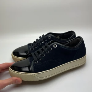 Lanvin skor  - Hej! Säljer nu dessa sjukt snygga Lanvin skor. Skorna är i toppskick! Vi rekommenderar att gå ner en storlek. Har ett begränsat antal boxar och dustbag! Hör gärna av dig vid frågor 