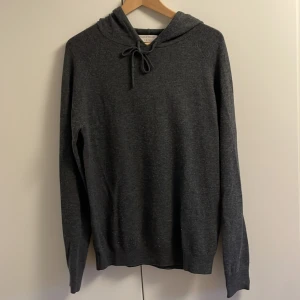 Grå merinoull hoodie från Tiger Of Sweden - Riktigt snygg och bekväm grå hoodie från Tiger Of Sweden. Tröjan är gjort av 100 % merinoull i finaste kvalite. Pyttesmå partier som är lite nopriga, inget som syns vid användning. Köpt för 1900kr, säljer nu för mindre än halva priset!! Skriv direkt vid minsta frågetecken! En sista sak, KÖÖP!!