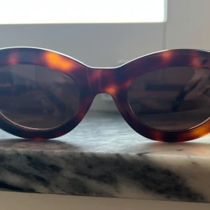 Sun buddies Courtney Tortoise sunglasses - Like new. Pristine condition no scratches.   Pick up in Stora Ursvik every day or can pick up to Hötorget upon coordination.