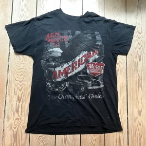 AMERICAN T-SHIRT - T-shirt med amerika tryck i storlek M, toppskick! Mått: Längd 68cm, Bredd 45cm, Arm, 16cm, Arm-nedåt 20cm. Möts upp på Södermalm, använd gärna "köp nu"