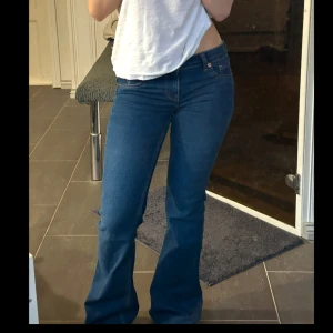 Blå bootcut jeans - Snygga blå bootcut jeans med låg midja. Endast använda en gång, säljer då dom är lite för långa för mig som är 159💕