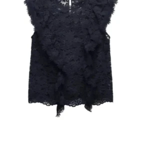 Festtopp från Zara - Säljer en jättesnygg Zara blus som helt enkelt inte kommet till användning. Passar perfekt till fest eller middag. I princip oanvänd, storlek M men passar allt mellan Xs-M, jag är storlek S oxh passar mig super. //Tilda