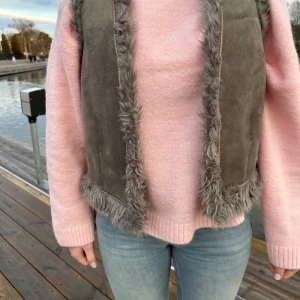 Grå mockaväst med päls - Grå lurvig väst med små guldiga detaljer