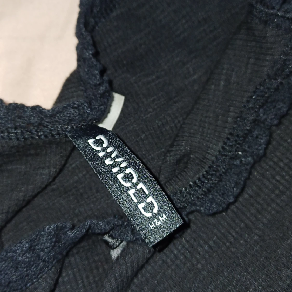 Svart ribbad linnetopp från H&M Divided - 2