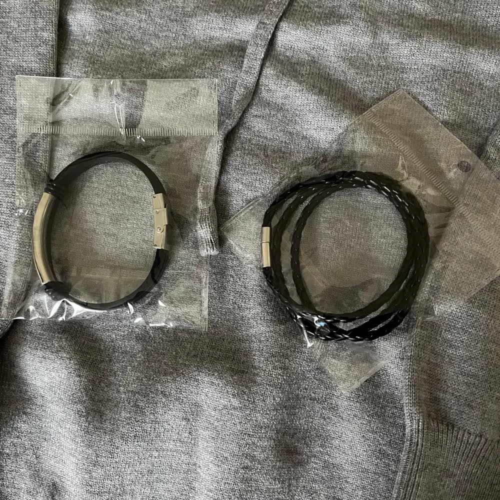 Tjena! Säljer nu denna feta merinoull tröja då den tyvärr inte passade mig. Sitter ungefär som en xs/s! Jag slänger även med två feta läder armband om det ej prutas för mycket! Byten kan vara av intresse!. Hupparit & Collegepaidat.