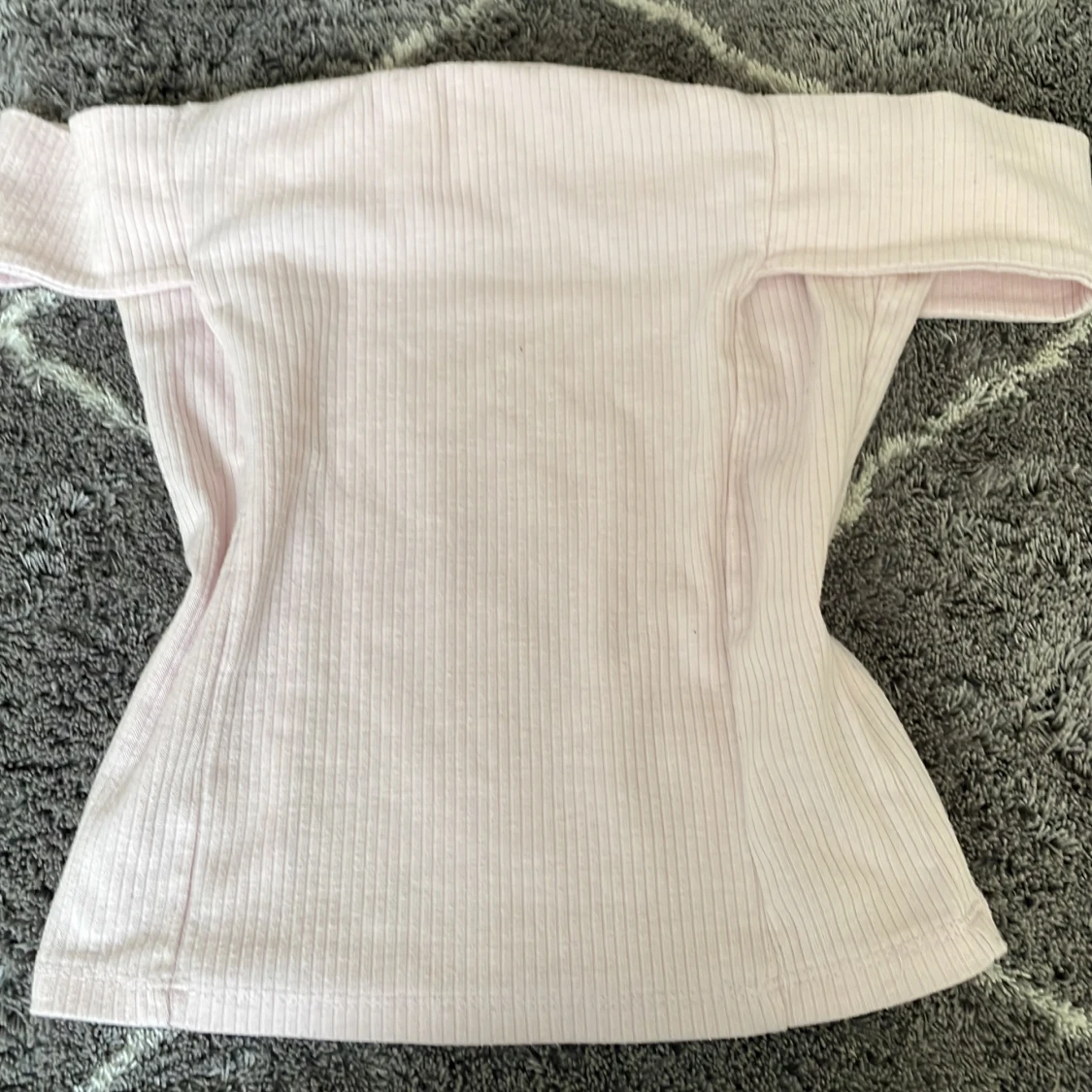 Ljusrosa offshoulder topp från BikBok - 1