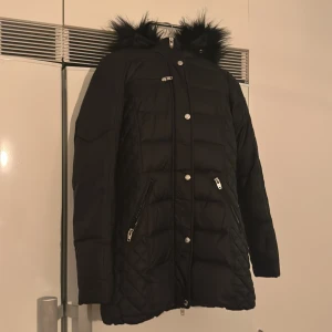 Svart dunjacka med pälsdetaljer från Rockandblue - Jacka från Rockandblue, använd några fåtal gånger. Väldigt bra skicka. 