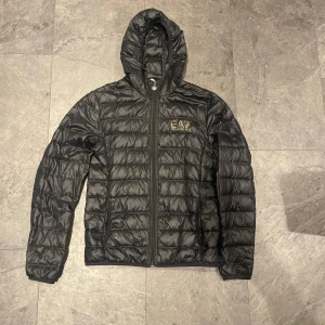 Emporio Armani Jacka - Armani jacka i storlek xs. Köpt 2020, digitalt kvitto finns. Nypris 1695kr