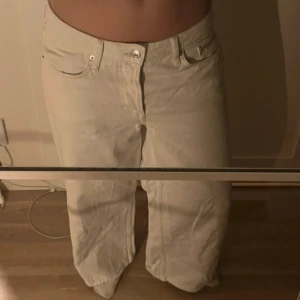 Vita baggy jeans från hm - Säljer ett par snygga vita baggy jeans från hm. De har en låg midja och en bred passform som ger en avslappnad stil.  Mycket fint skick! Storlek s/36. Ops! De är uppsydda så de passar non som är runt 160🤗