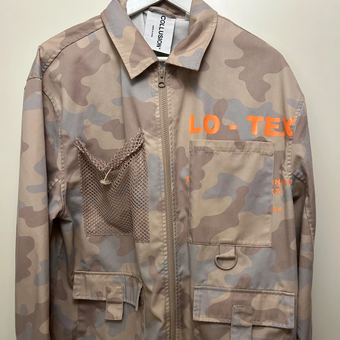 Beige camouflagejacka från Collusion