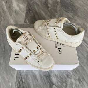 Valentino Rockstud skor - Valentino Rockstud skor | Knappt använda | Passar dig med storlek 36 - 36,5 | Nypris: 6499 kr | Ingår: Valentino dustbag | Frakt spårbart via Postnord eller Instabox  |  Köpare står för frakt | Tveka inte att höra av dig vid frågor📩