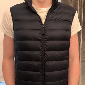 mörkblå uniqlo väst Xs - Uniqlo väst i storlek Xs grabben på bilden är 180 hela cm. passar nån från 170-180 då sitter den riktigt bra me en tisha👑💯🐺🐺